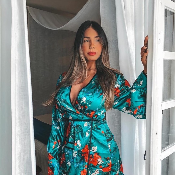 Pretty little thing  mini wrab dress - Picture 2 of 9